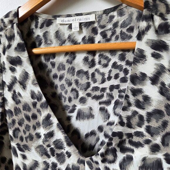 EUC DANIEL RAINN ANIMAL PRINT V NECK TANK TOP SIZE LARGE - Picture 9 of 13